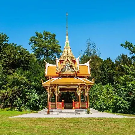 Pully Lakeside Street And Direct Bus To Train Station * Лозана