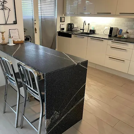 Pully Lakeside Street And Direct Bus To Train Station *