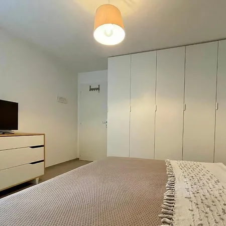 Pully Lakeside Street And Direct Bus To Train Station * Lausana