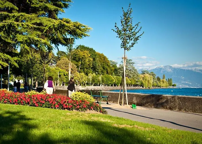 Pully Lakeside Street And Direct Bus To Train Station Lausana