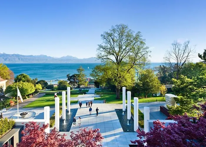 Pully Lakeside Street And Direct Bus To Train Station * Lausana