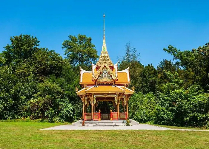 Pully Lakeside Street And Direct Bus To Train Station * Лозана