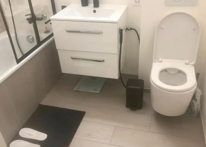 Pully Lakeside Street And Direct Bus To Train Station * Лозана