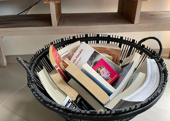 Pully Lakeside Street And Direct Bus To Train Station Лозана