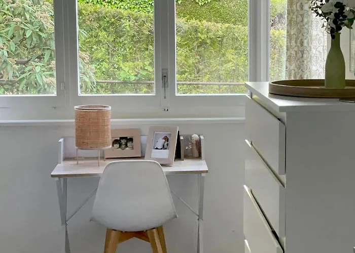 Pully Lakeside Street And Direct Bus To Train Station Лозана