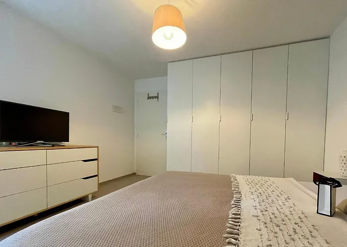 Pully Lakeside Street And Direct Bus To Train Station * Lausana