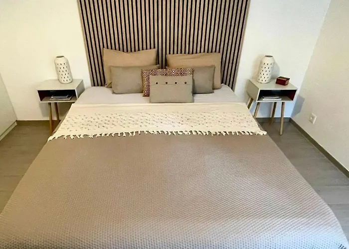 Pully Lakeside Street And Direct Bus To Train Station *