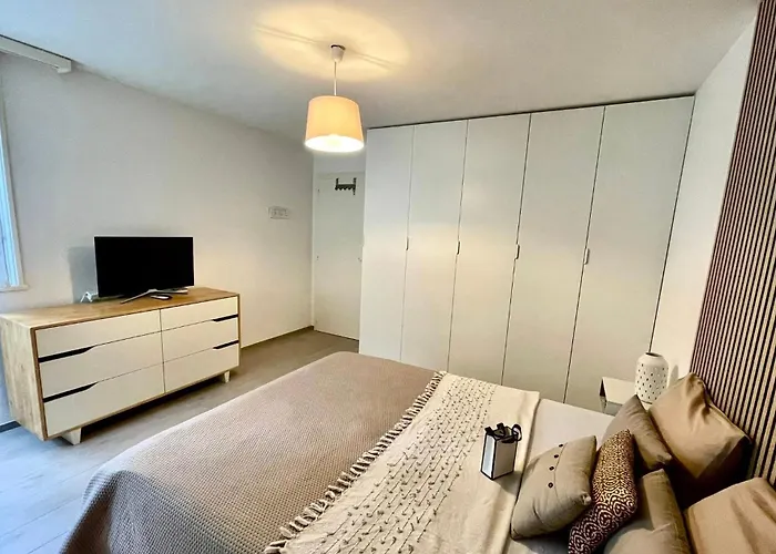 Pully Lakeside Street And Direct Bus To Train Station Лозана